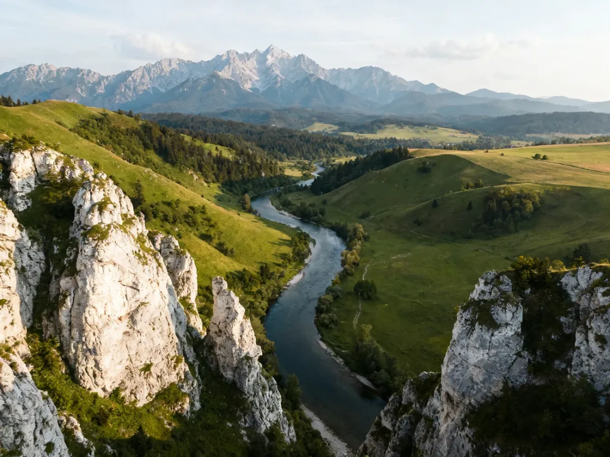 Panorama Doliny Białki z rzeką, skałami i górami w tle